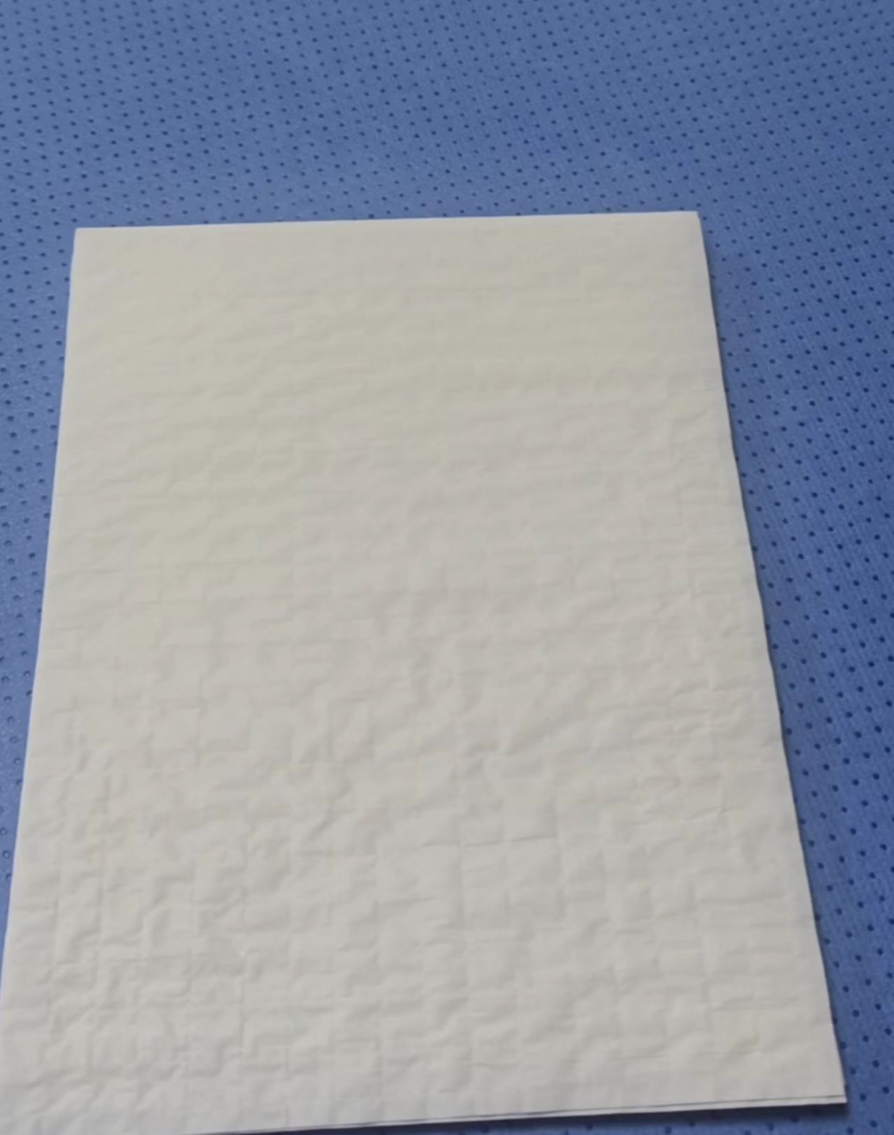 Del material al quirófano: El viaje de una toalla quirúrgica de mano.